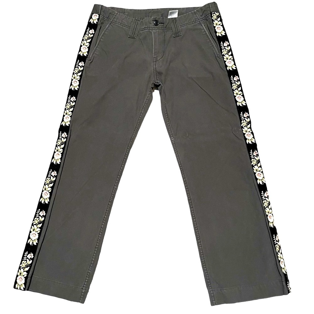 EC.Lucky Brand embroidered pants . Adjustable waist button . Stunning .